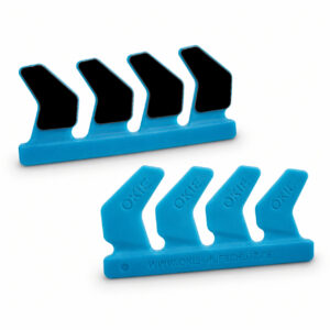 Blaue OKIE UltraGrip Klebelasche mit schwarzem Klebepad fuer den OKIE Hufschutz als Klebebeschlag.