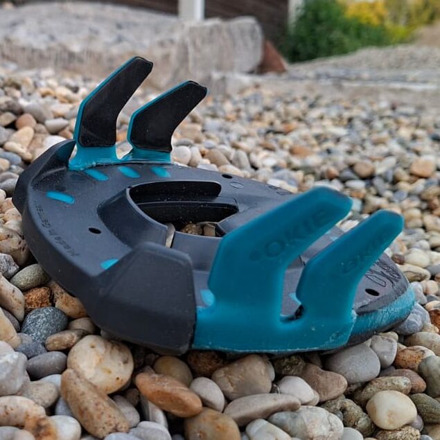 OKIE Klebebeschlag mit blauen Klebelaschen. Hufschutz auf Kies.
